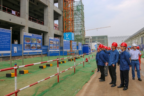 3 祝总仔细听取项目现场爱游戏官方网宣传介绍.jpg 3 祝总仔细听取项目现场爱游戏官方网宣传介绍.jpg