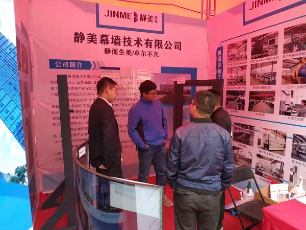 5客户在参观静美展品.jpg