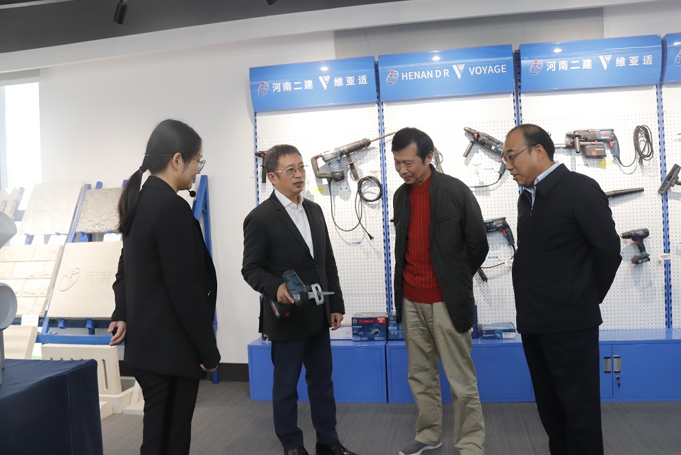 集团公司董事长黄道元示范新型工器具操作方法.jpg 集团公司董事长黄道元示范新型工器具操作方法.jpg