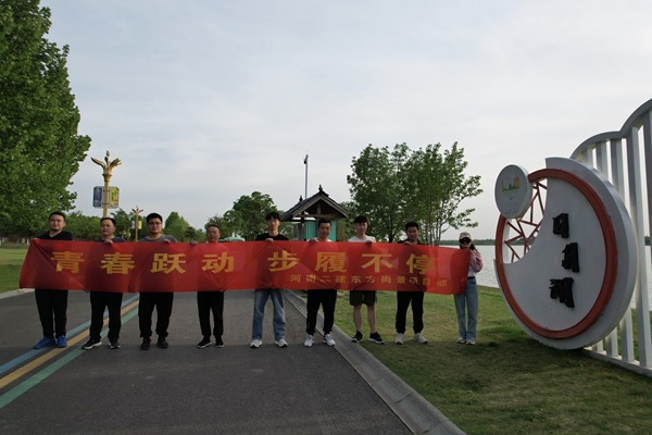 8-9合影.jpg